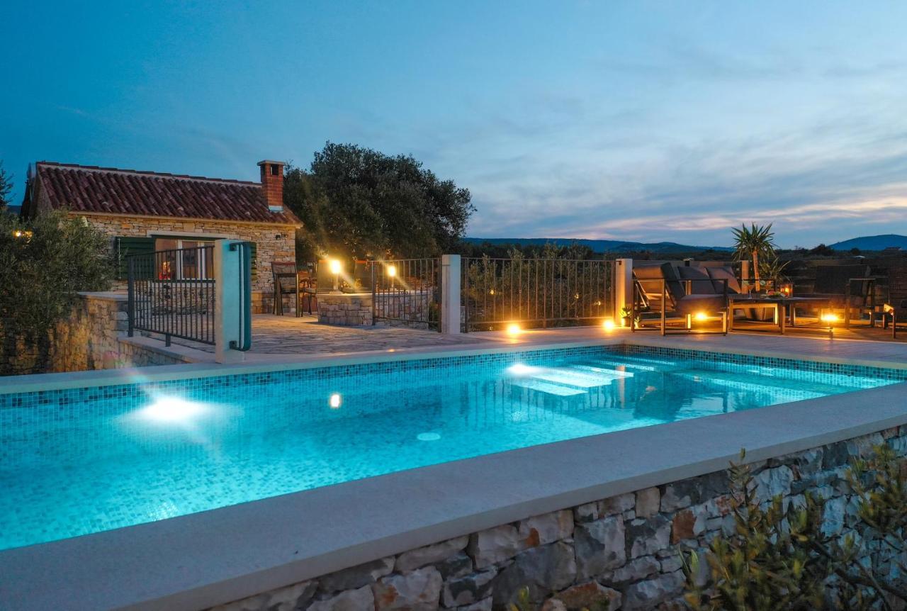 Heritage Holiday House Lori With Pool Postira Luaran gambar